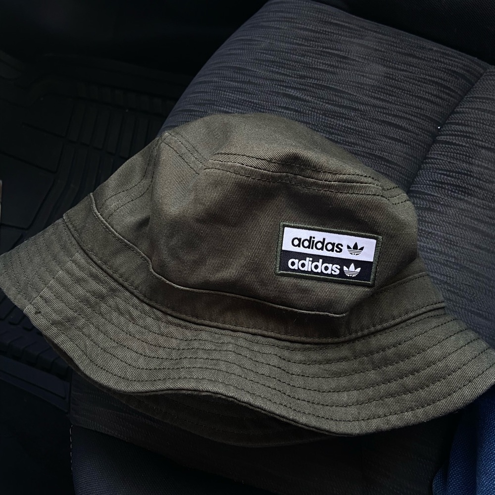 Adidas olive green bucket hat （s/m）